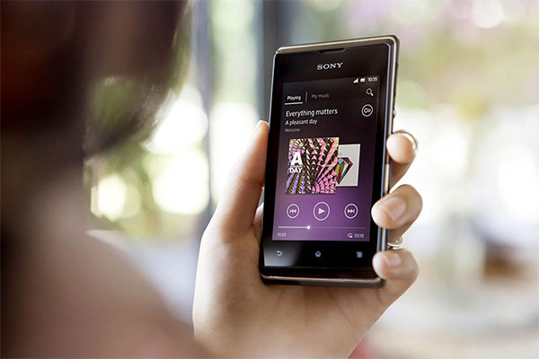 Xperia E là chiếc smartphone rẻ nhất của Sony
