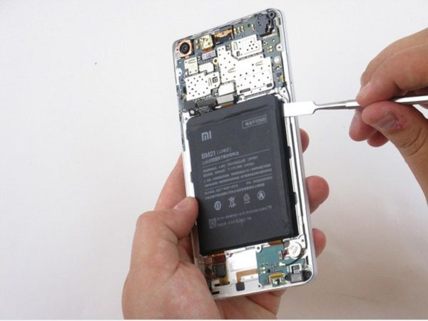 Cách xử lý điện thoại cảm ứng rơi xuống nước đúng