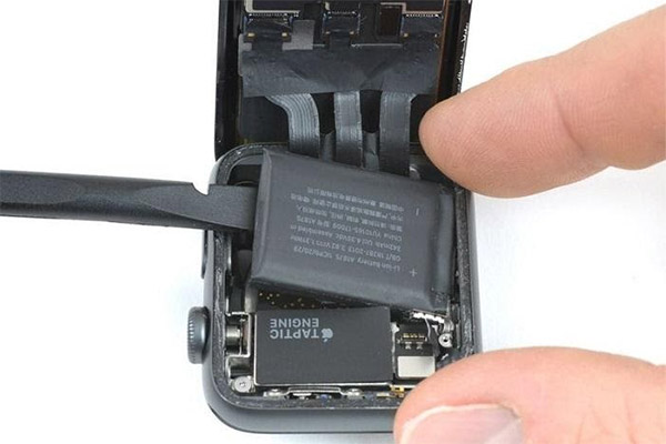 Thay pin Apple Watch không bị mất tính năng chống nước.