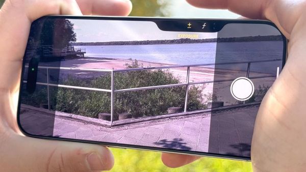 Camera chính 48MP, ống kính telephoto 12MP và camera góc siêu rộng 48MP