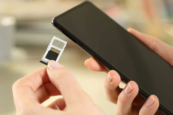 Luôn đảm bảo lắp thẻ SIM đặt đúng chiều