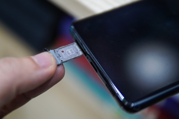 Lỗi khay SIM bị kẹt không rút ra được