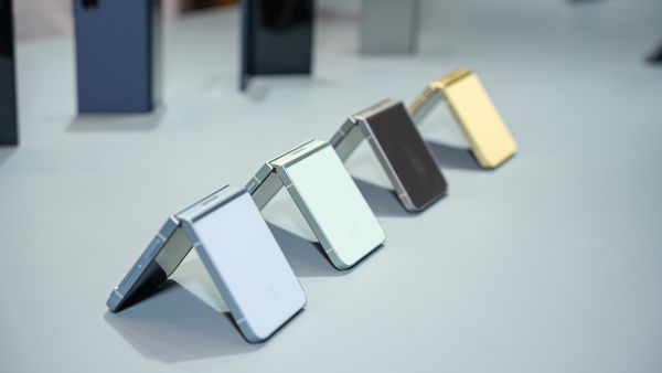 Z Flip 6 có bốn màu chính: Xanh Maya, Xám Metal, Xanh Mint, và Vàng Solar