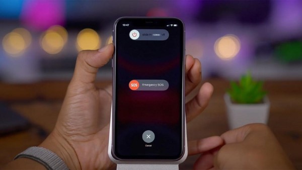 Khởi động lại máy giúp xóa bỏ những lỗi phần mềm trên iPhone