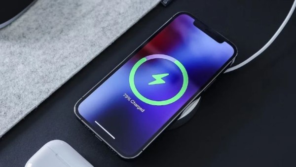 Đặt máy ở nơi thoáng mát và không sử dụng khi sạc