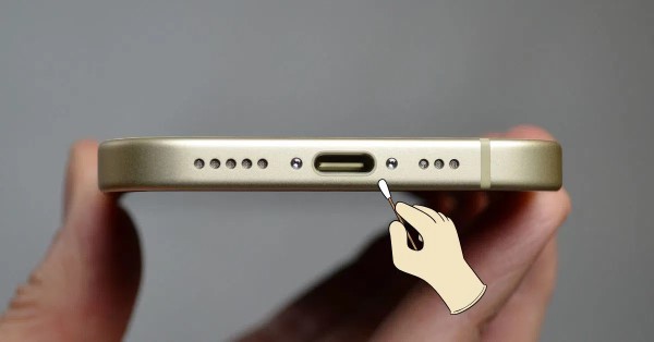 Dùng tăm bông sạch để vệ sinh loa iPhone
