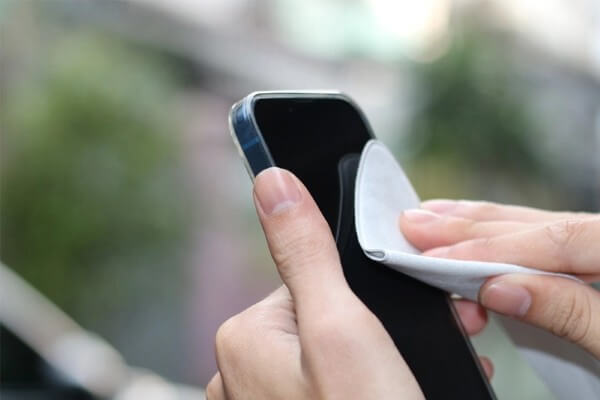 Dùng khăn mềm để vệ sinh màn hình iPhone 12 Pro Max 