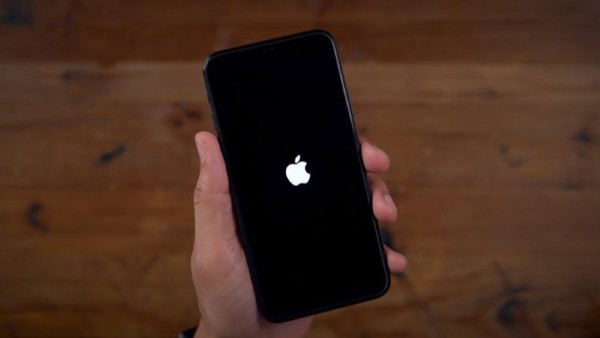 iPhone đột ngột tắt/mở hoặc bị treo màn hình táo